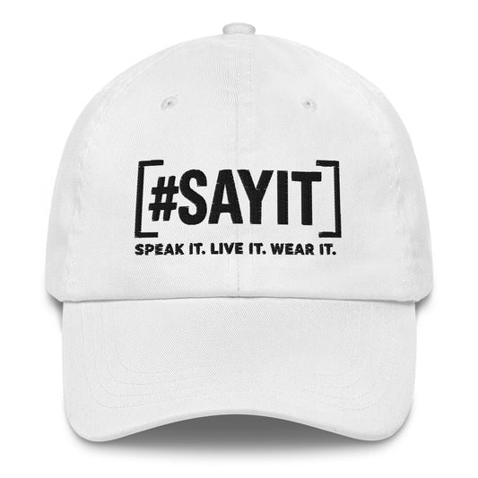 Casquette de baseball #SAYIT en coton sergé chino, profil bas, visière courbée, logo #SAYIT brodé à l’avant, ajustable avec boucle métallique, style urbain et minimaliste