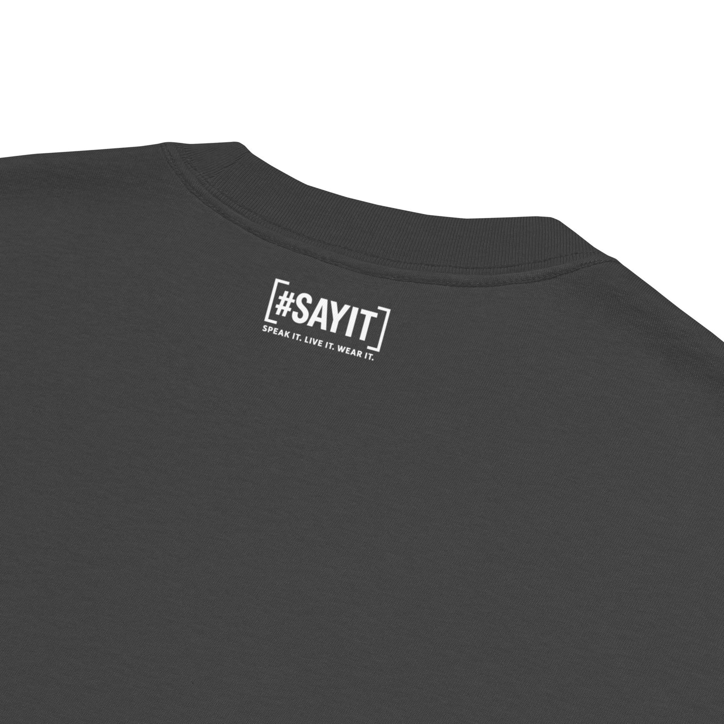 T-shirt oversize délavé unisexe en coton cardé avec coupe ample et épaules tombantes, design #SAYIT, style vintage et streetwear affirmé
