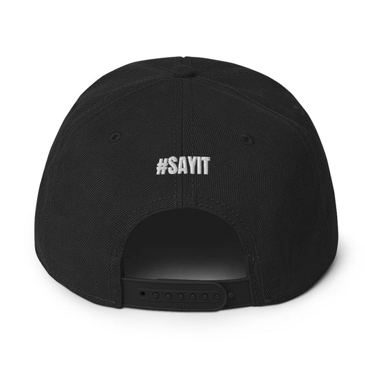Casquette snapback structurée avec visière plate, marquée du slogan #SAYIT sur le devant. Style urbain affirmé pour une expression directe et engagée.