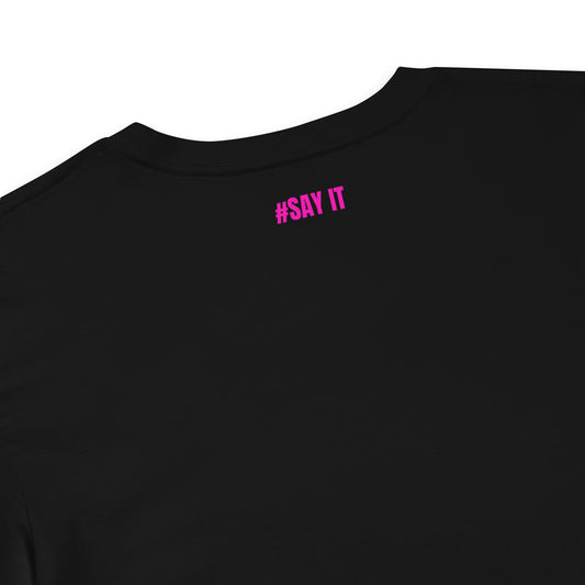 Crop top femme #SAYIT en coton peigné, coupe décontractée avec épaules tombantes, vêtement streetwear affirmé pour le printemps et l'été, mode féminine engagée