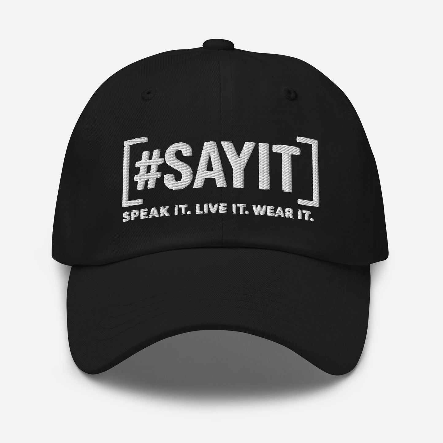 Casquette de baseball #SAYIT en coton sergé chino, profil bas, visière courbée, logo #SAYIT brodé à l’avant, ajustable avec boucle métallique, style urbain et minimaliste