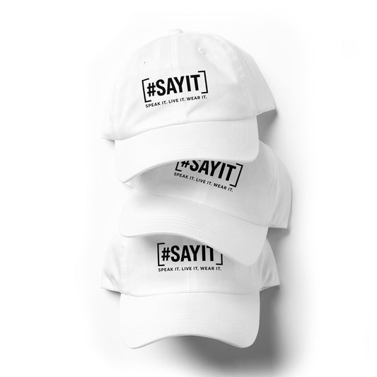 Casquette unisexe à visière courbée avec logo #SAYIT. Design minimaliste et urbain, coupe décontractée, en coton sergé respirant, avec boucle métal réglable. Une casquette pour affirmer son message avec style.