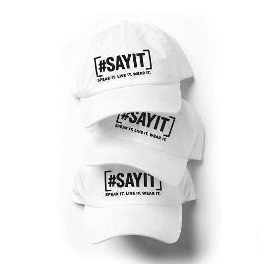 Casquette de baseball #SAYIT en coton sergé chino, profil bas, visière courbée, logo #SAYIT brodé à l’avant, ajustable avec boucle métallique, style urbain et minimaliste
