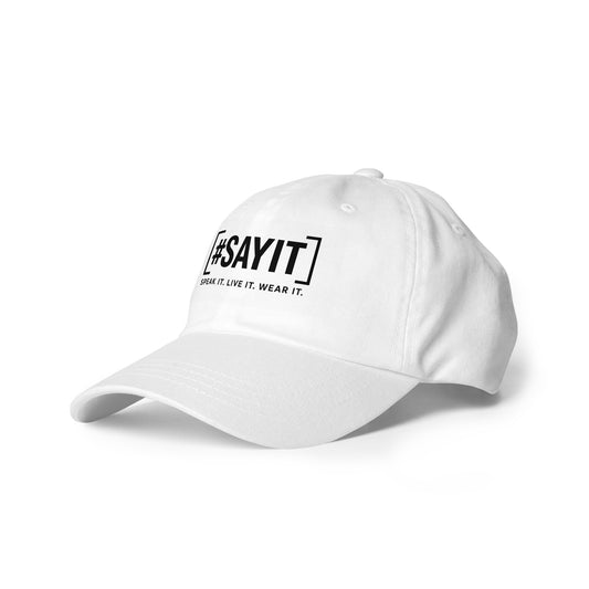 Casquette unisexe à visière courbée avec logo #SAYIT. Design minimaliste et urbain, coupe décontractée, en coton sergé respirant, avec boucle métal réglable. Une casquette pour affirmer son message avec style.