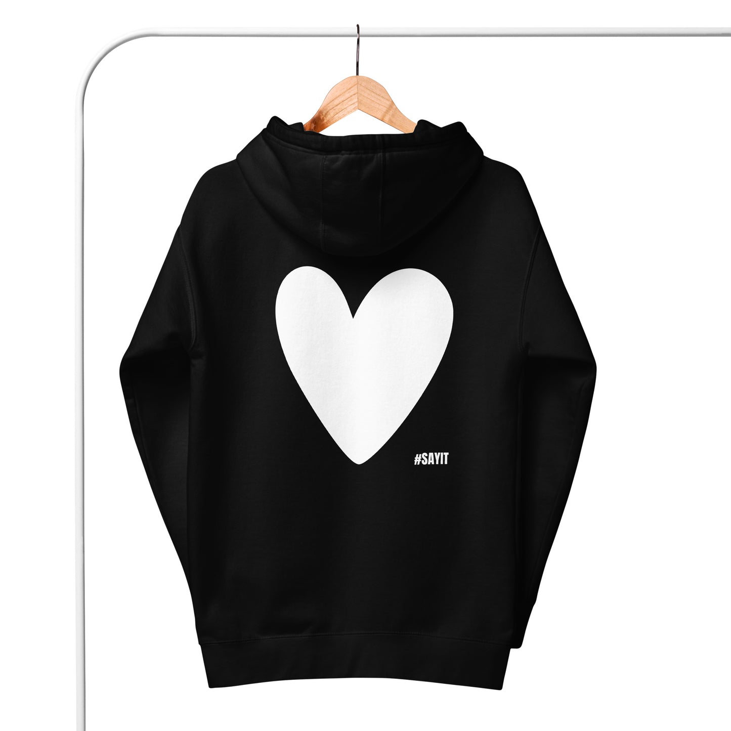 Hoodie avec le slogan #SAYIT imprimé à l’avant et un cœur blanc dans le dos. Coupe streetwear, capuche à trois panneaux et poche frontale. Un vêtement affirmé pour exprimer sa vérité avec style.