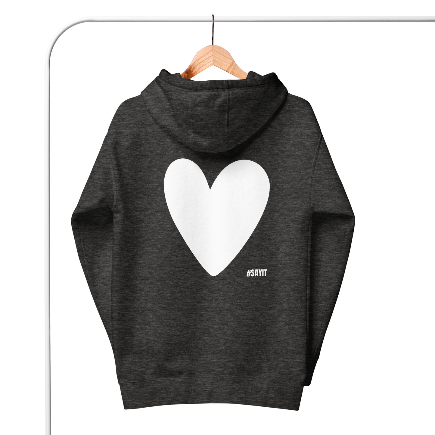 Hoodie avec le slogan #SAYIT imprimé à l’avant et un cœur blanc dans le dos. Coupe streetwear, capuche à trois panneaux et poche frontale. Un vêtement affirmé pour exprimer sa vérité avec style.