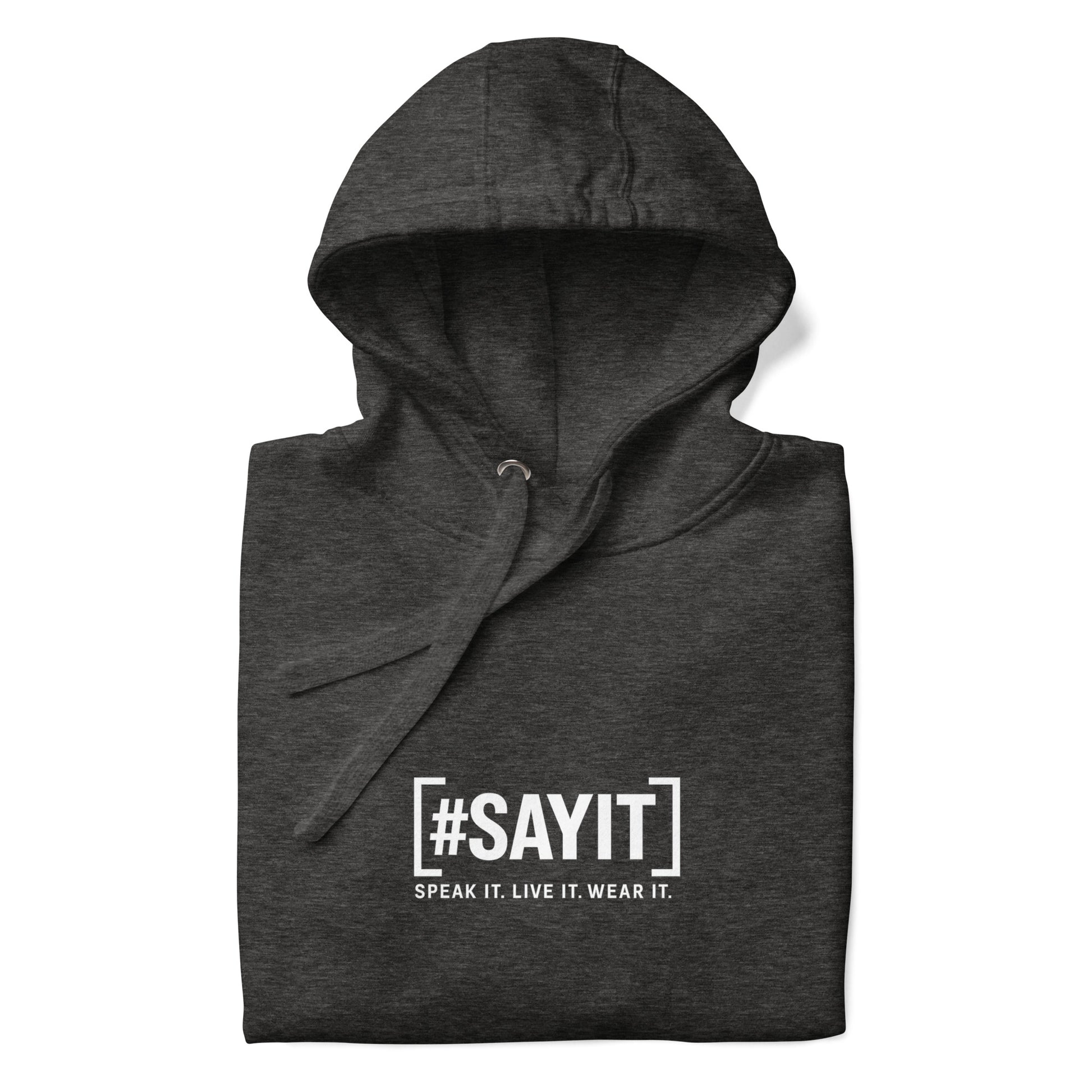 Hoodie avec le slogan #SAYIT imprimé à l’avant et un cœur blanc dans le dos. Coupe streetwear, capuche à trois panneaux et poche frontale. Un vêtement affirmé pour exprimer sa vérité avec style.