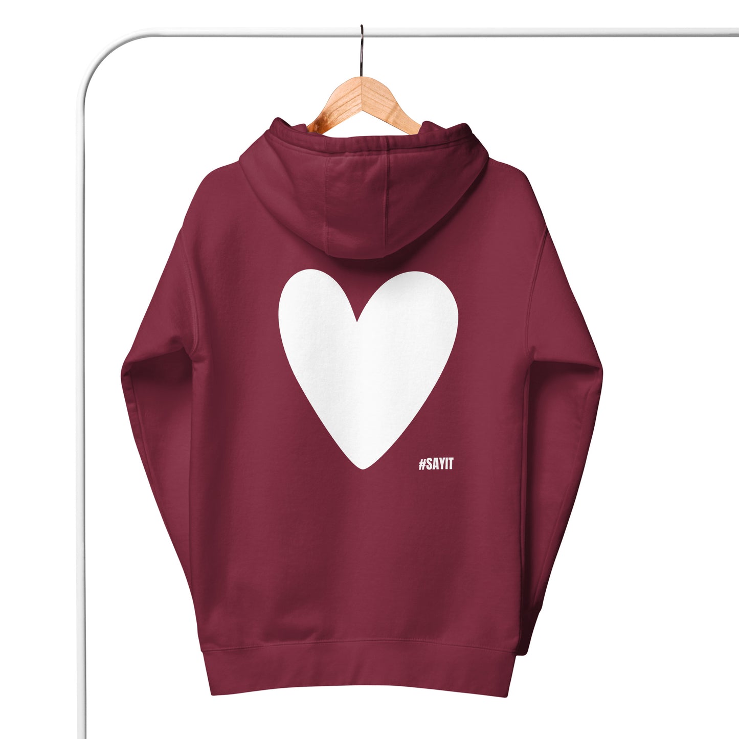 Hoodie avec le slogan #SAYIT imprimé à l’avant et un cœur blanc dans le dos. Coupe streetwear, capuche à trois panneaux et poche frontale. Un vêtement affirmé pour exprimer sa vérité avec style.