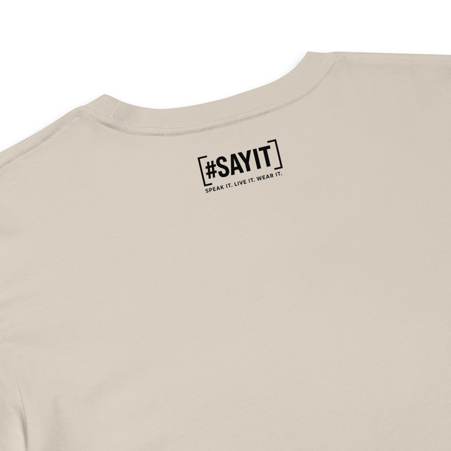 Crop top femme en coton #SAYIT, coupe courte décontractée, slogan inspirant, mode estivale streetwear pour femmes confiantes.