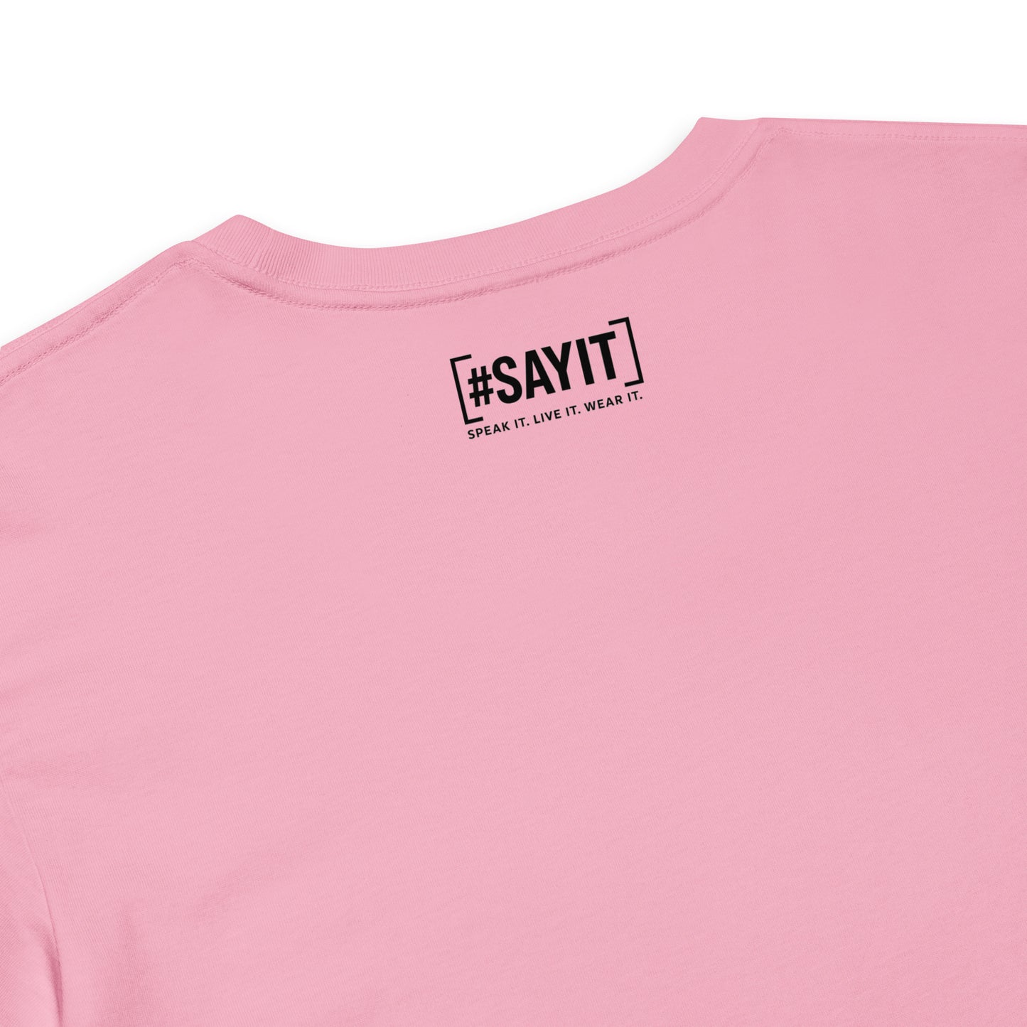 Crop top femme en coton #SAYIT, coupe courte décontractée, slogan inspirant, mode estivale streetwear pour femmes confiantes.
