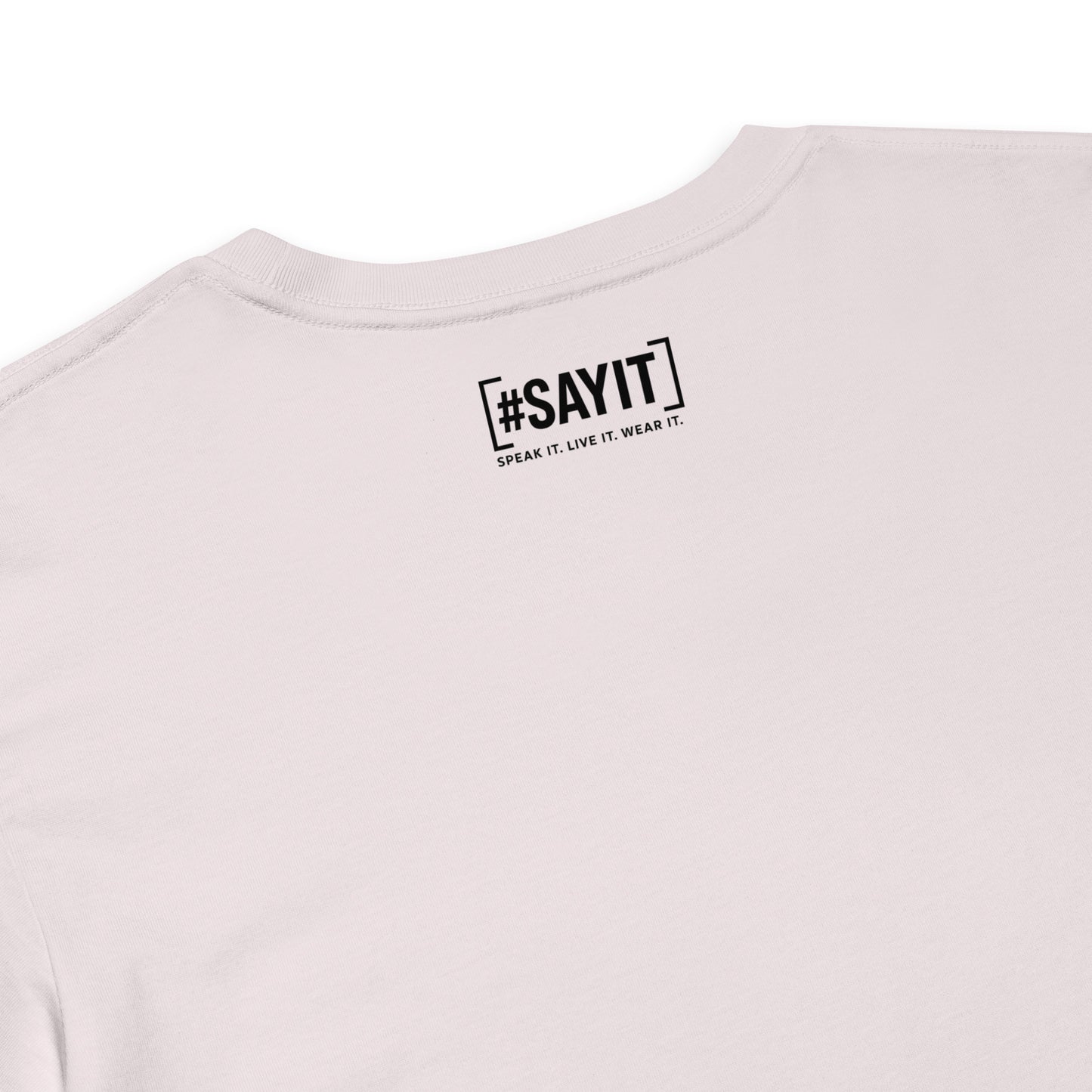 Crop top femme en coton #SAYIT, coupe courte décontractée, slogan inspirant, mode estivale streetwear pour femmes confiantes.
