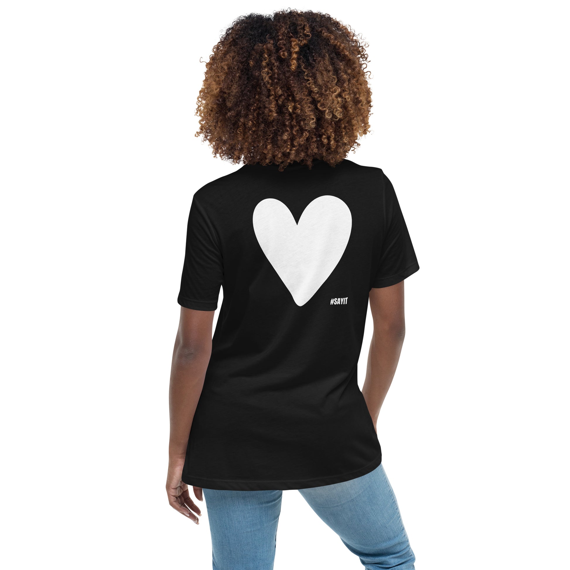 T-shirt femme coupe décontractée en coton doux, avec un petit cœur discret imprimé au centre du dos.